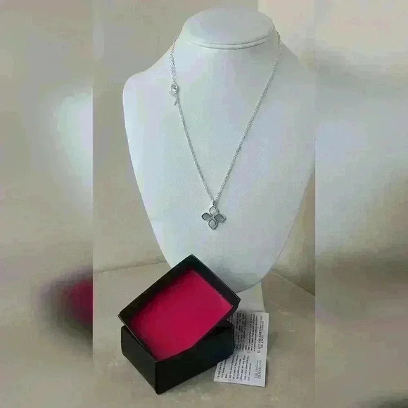 Avon silver tone necklace - Picture 10 of 17